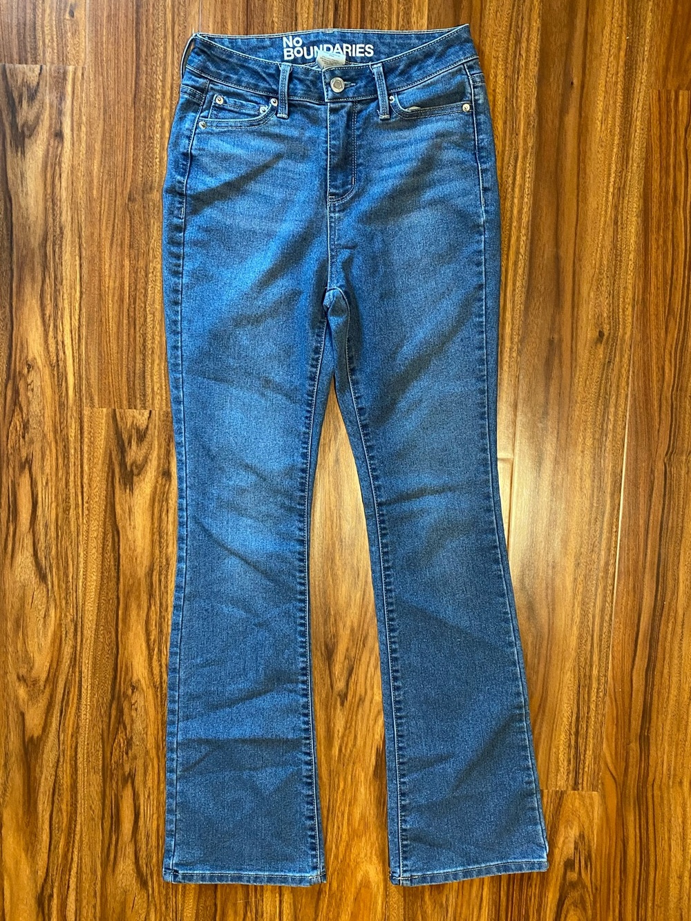 No Boundaries medium-wash blue denim bootcut stretch jeans